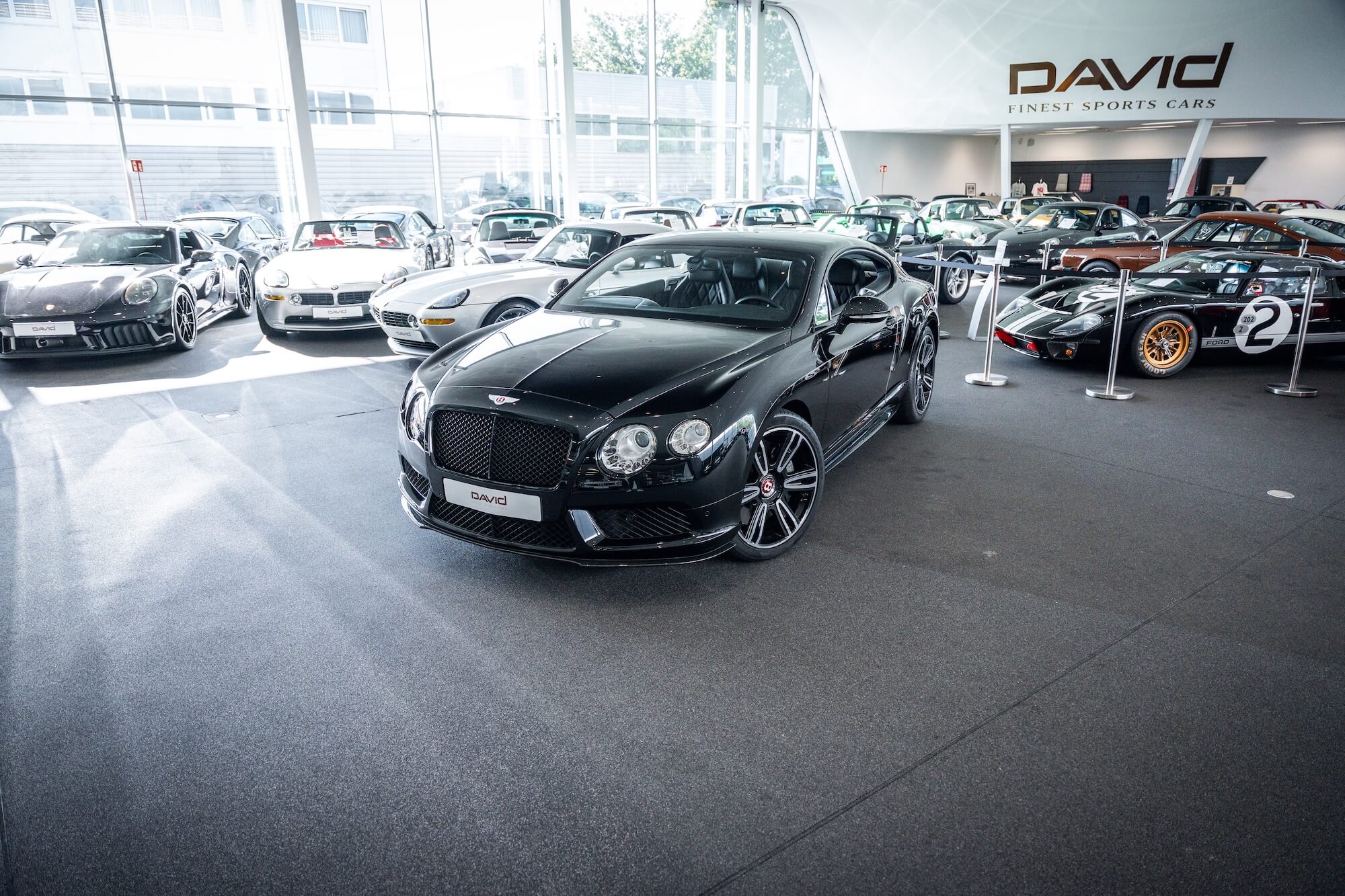 Bentley Continental V8 im Showroom von David Finest Sports Cars Hamburg