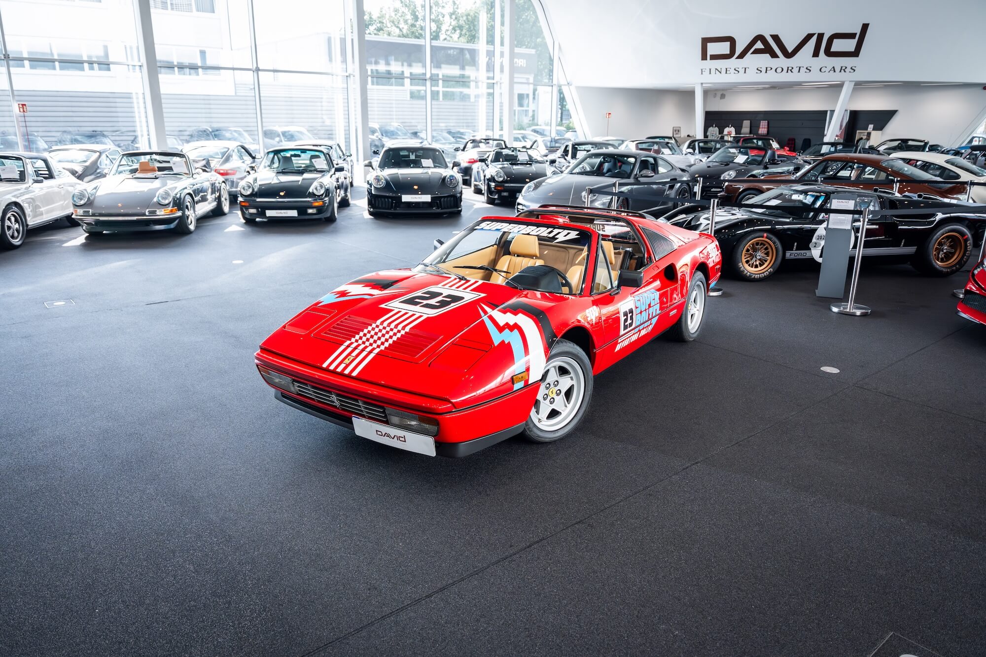 Ferrari 328 GTS im Showroom von David Finest Sports Cars Hamburg