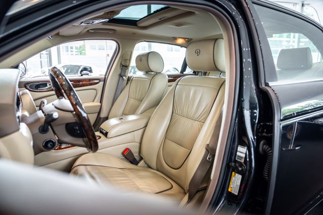 Jaguar Super Eight im Showroom von David Finest Sports Cars Hamburg