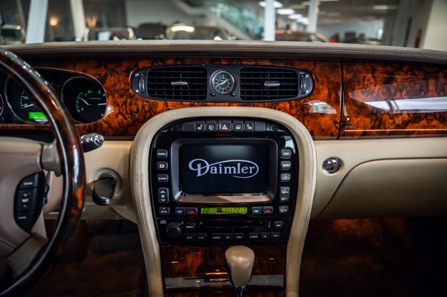 Jaguar Super Eight im Showroom von David Finest Sports Cars Hamburg