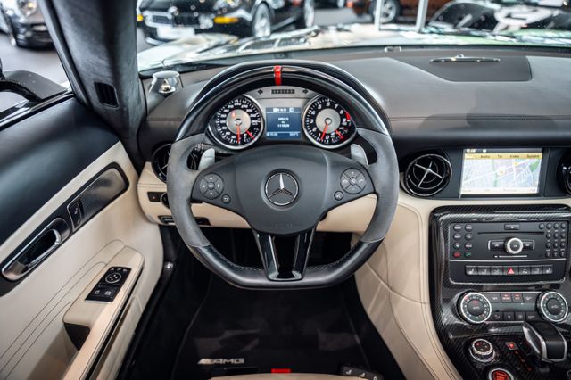 Mercedes-Benz SLS AMG GT Roadster im Showroom von David Finest Sports Cars Hamburg