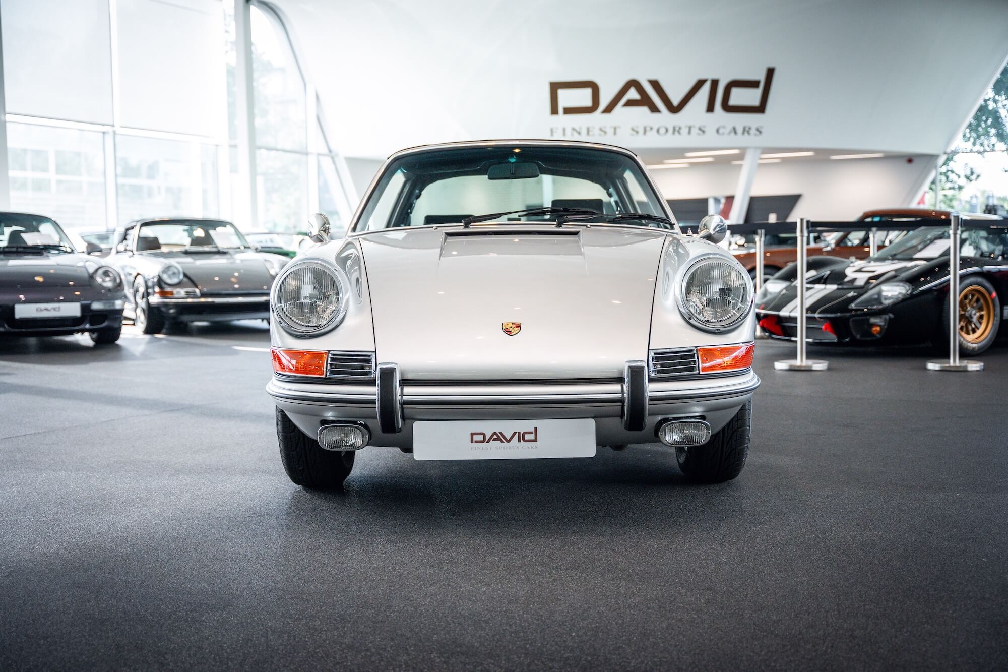 Porsche 911 F-Modell E Targa im Showroom von David Finest Sports Cars Hamburg