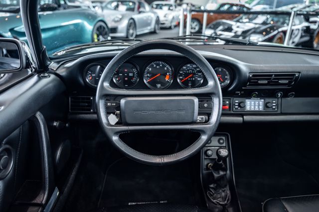 Porsche 911 Speedster WTL im Showroom von David Finest Sports Cars Hamburg