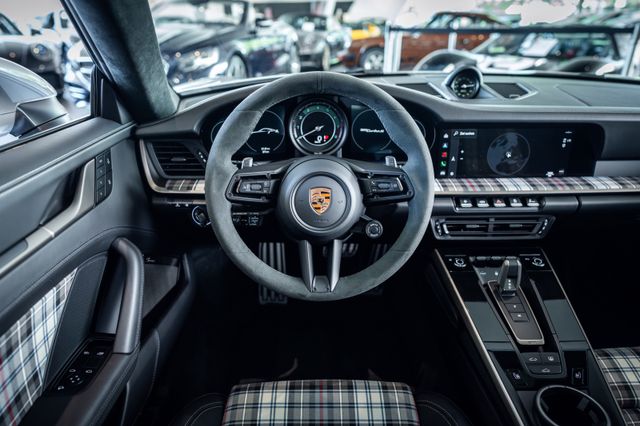 Porsche 911 Turbo 50 Jahre im Showroom von David Finest Sports Cars Hamburg