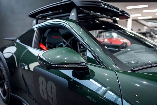 Porsche 992 Dakar im Showroom von David Finest Sports Cars Hamburg