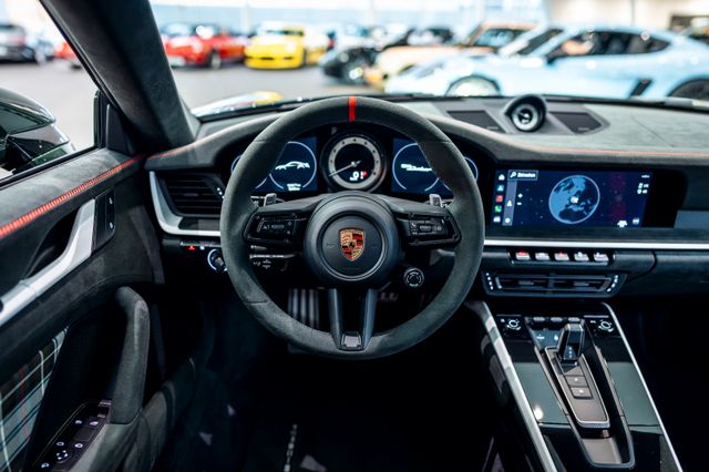 Porsche 992 Dakar im Showroom von David Finest Sports Cars Hamburg