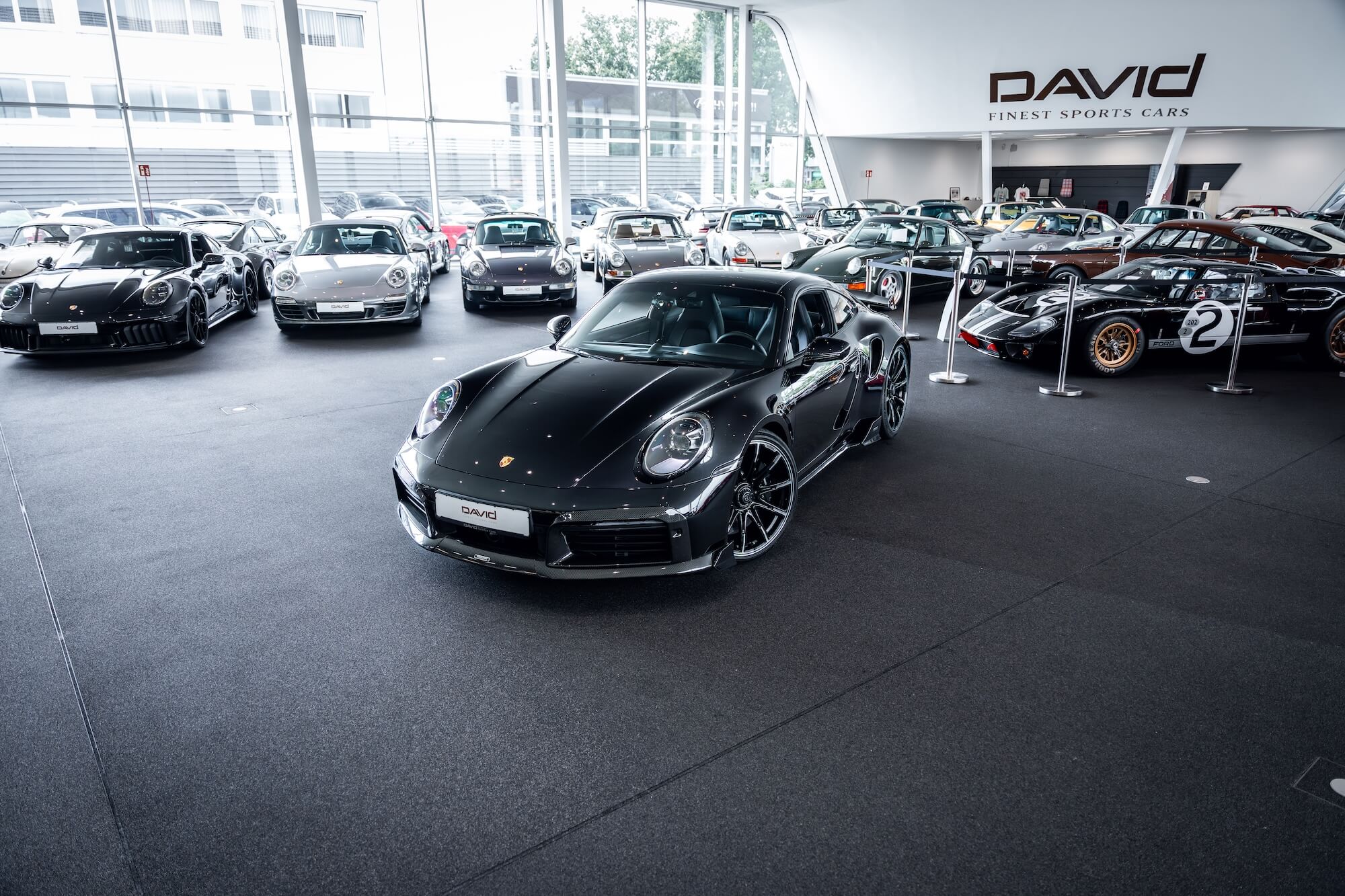 Porsche 992 Turbo im Showroom von David Finest Sports Cars Hamburg