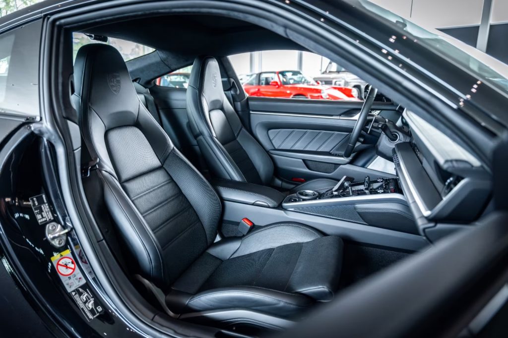Porsche 992 Turbo im Showroom von David Finest Sports Cars Hamburg