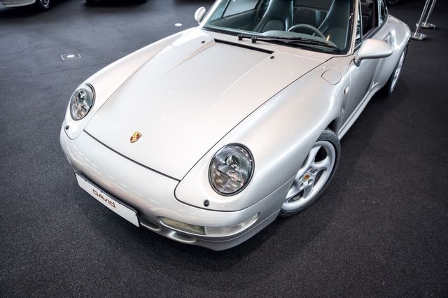 Porsche 993 Carrera S im Showroom von David Finest Sports Cars Hamburg