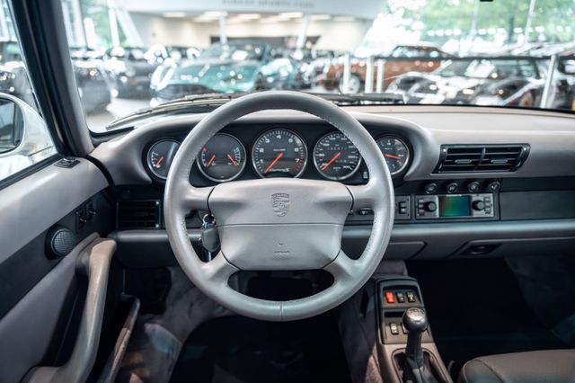 Porsche 993 Carrera S im Showroom von David Finest Sports Cars Hamburg