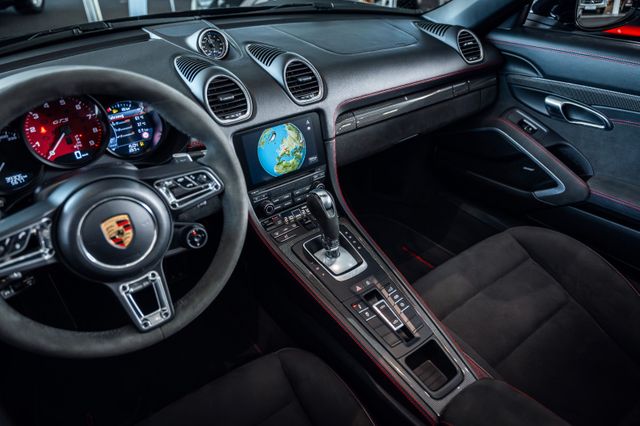 Porsche Boxster GTS 4.0 im Showroom von David Finest Sports Cars Hamburg