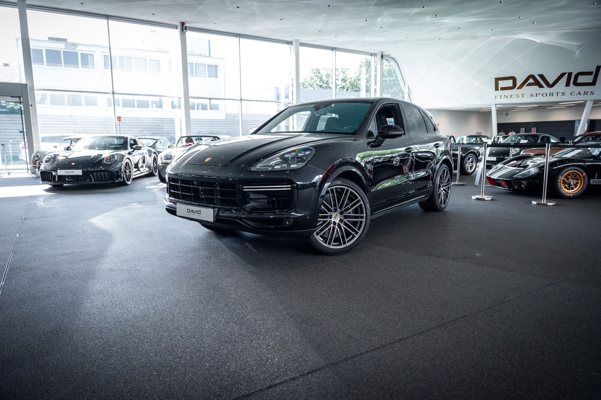 Porsche Cayenne Turbo SE Hybrid im Showroom von David Finest Sports Cars Hamburg