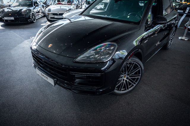Porsche Cayenne Turbo SE Hybrid im Showroom von David Finest Sports Cars Hamburg