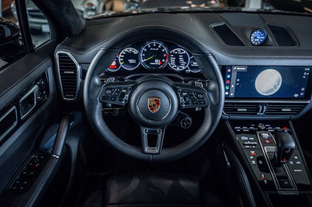Porsche Cayenne Turbo SE Hybrid im Showroom von David Finest Sports Cars Hamburg