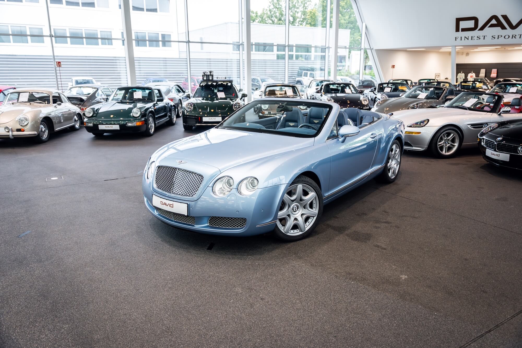 Bentley Continental GTC im Showroom von David Finest Sports Cars Hamburg
