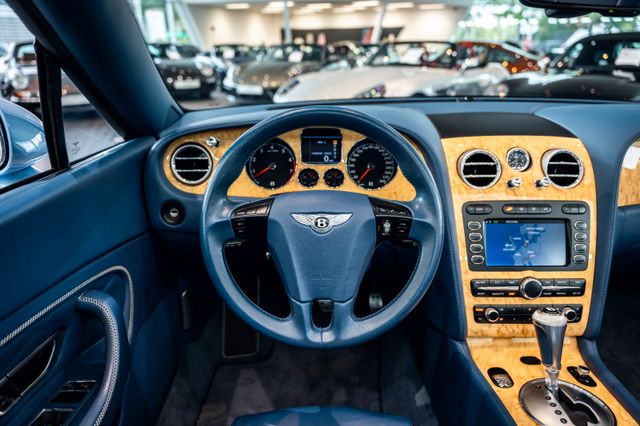 Bentley Continental GTC im Showroom von David Finest Sports Cars Hamburg