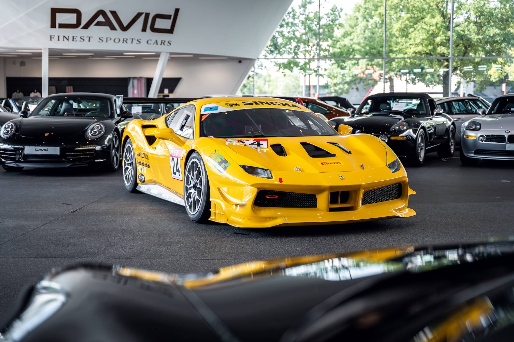 Ferrari 488 Challenge im Showroom von David Finest Sports Cars Hamburg
