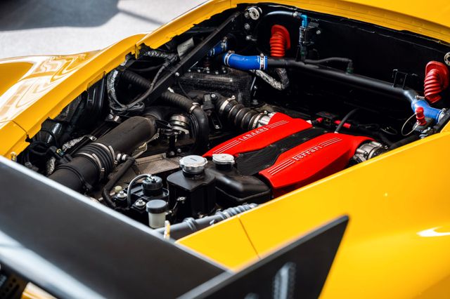 Ferrari 488 Challenge im Showroom von David Finest Sports Cars Hamburg