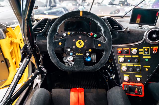 Ferrari 488 Challenge im Showroom von David Finest Sports Cars Hamburg