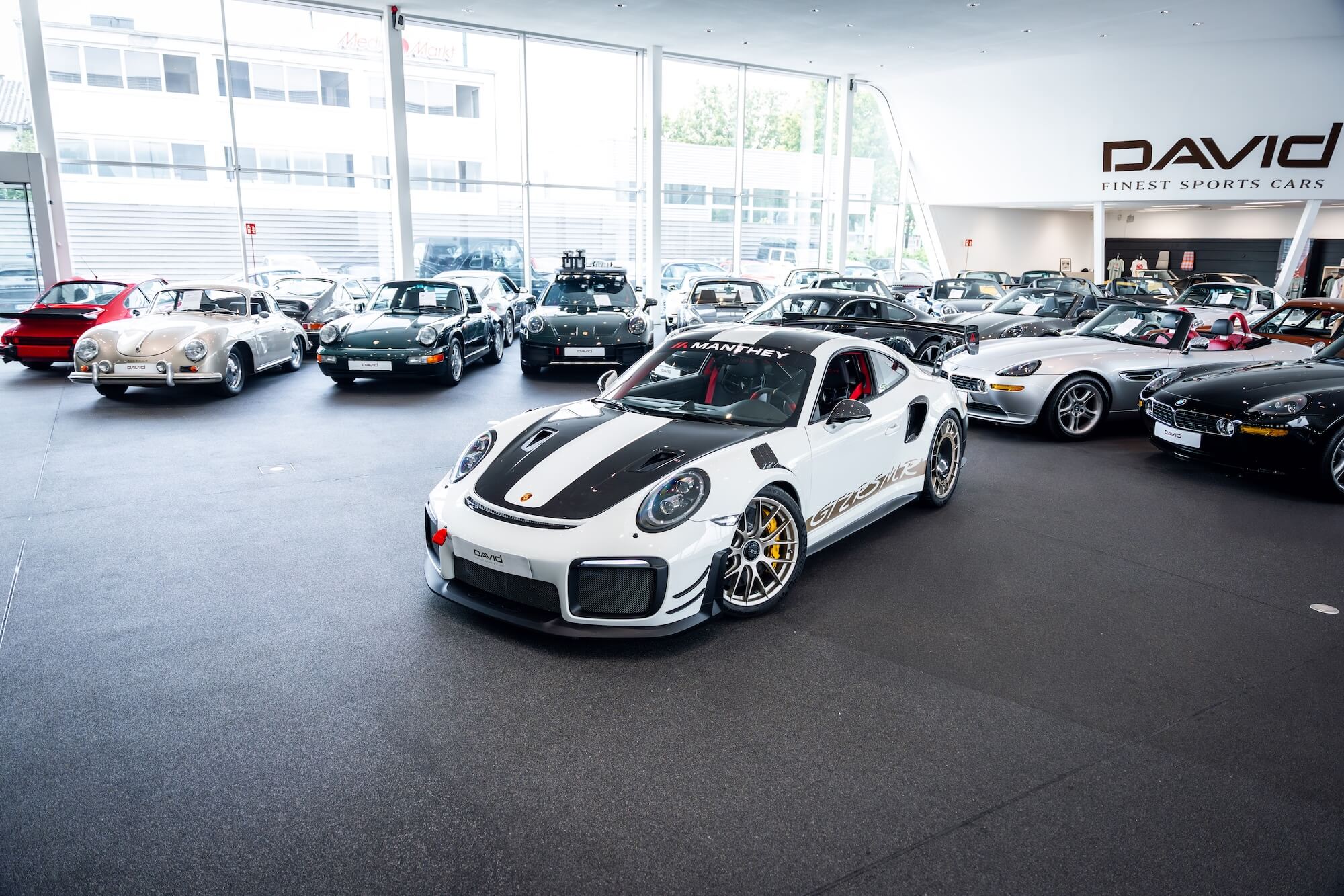 Porsche 911 GT2 RS im Showroom von David Finest Sports Cars Hamburg