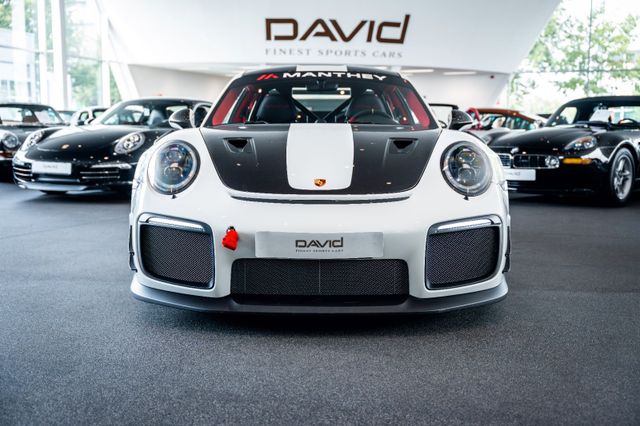 Porsche 911 GT2 RS im Showroom von David Finest Sports Cars Hamburg