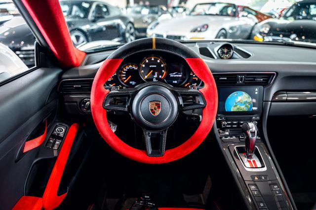 Porsche 911 GT2 RS im Showroom von David Finest Sports Cars Hamburg