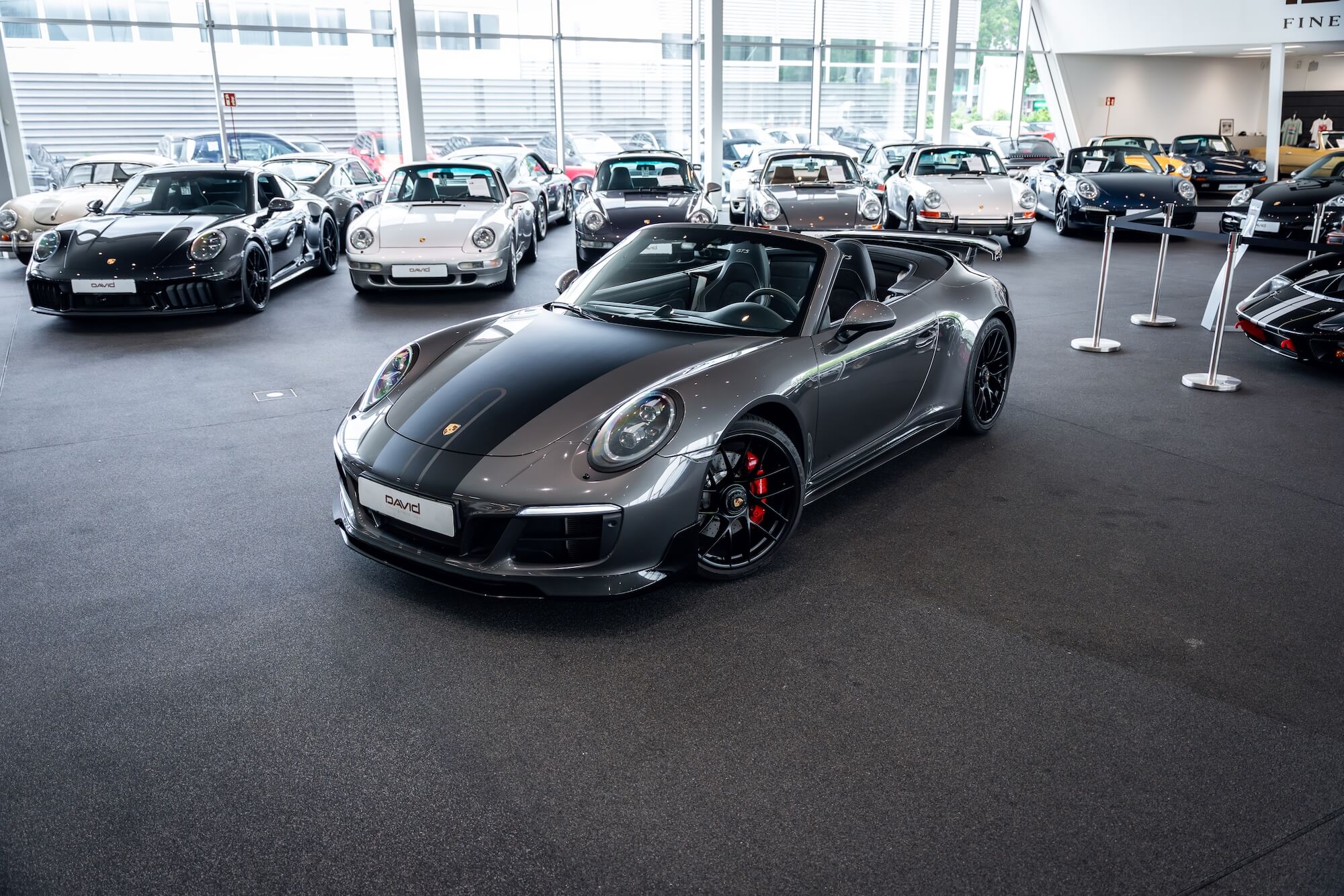 Porsche 991 4 GTS Cabriolet im Showroom von David Finest Sports Cars Hamburg