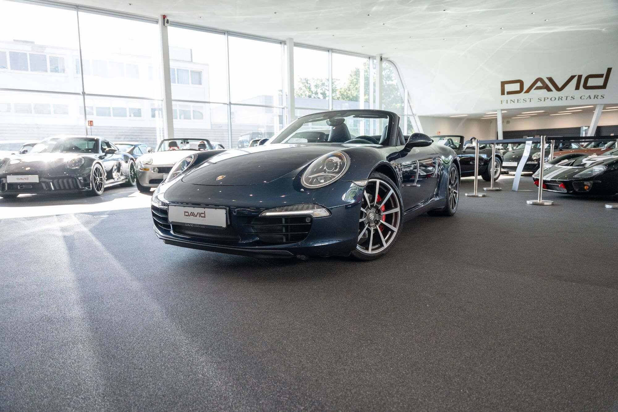 Porsche 991 Carrera S Cabriolet im Showroom von David Finest Sports Cars Hamburg