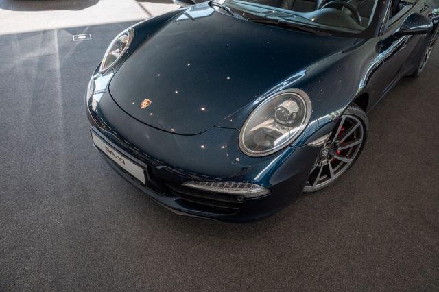 Porsche 991 Carrera S Cabriolet im Showroom von David Finest Sports Cars Hamburg