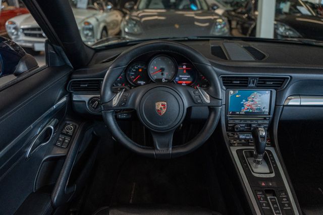 Porsche 991 Carrera S Cabriolet im Showroom von David Finest Sports Cars Hamburg