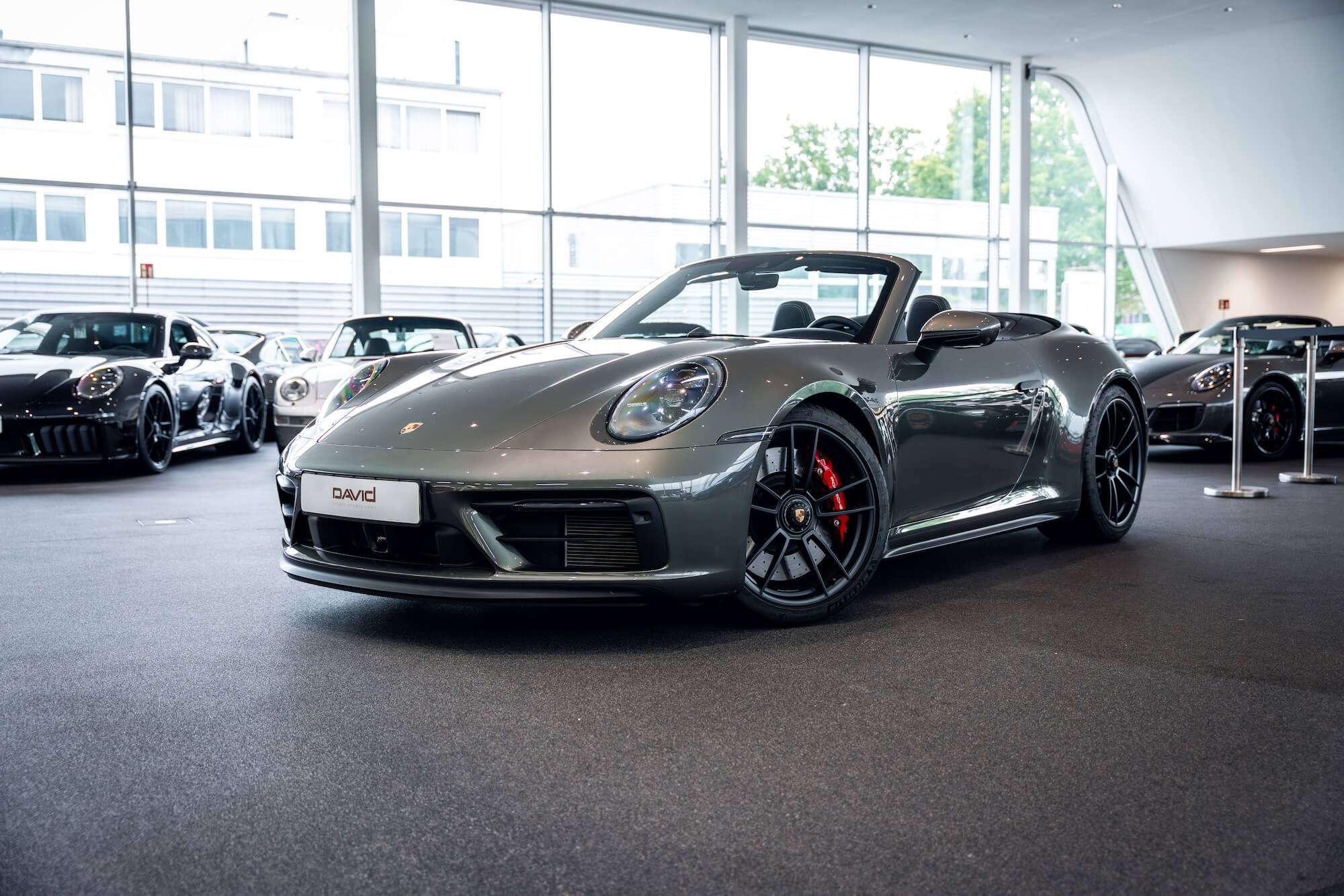 Porsche 992 GTS Cabriolet im Showroom von David Finest Sports Cars Hamburg