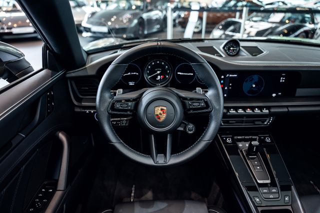 Porsche 992 GTS Cabriolet im Showroom von David Finest Sports Cars Hamburg