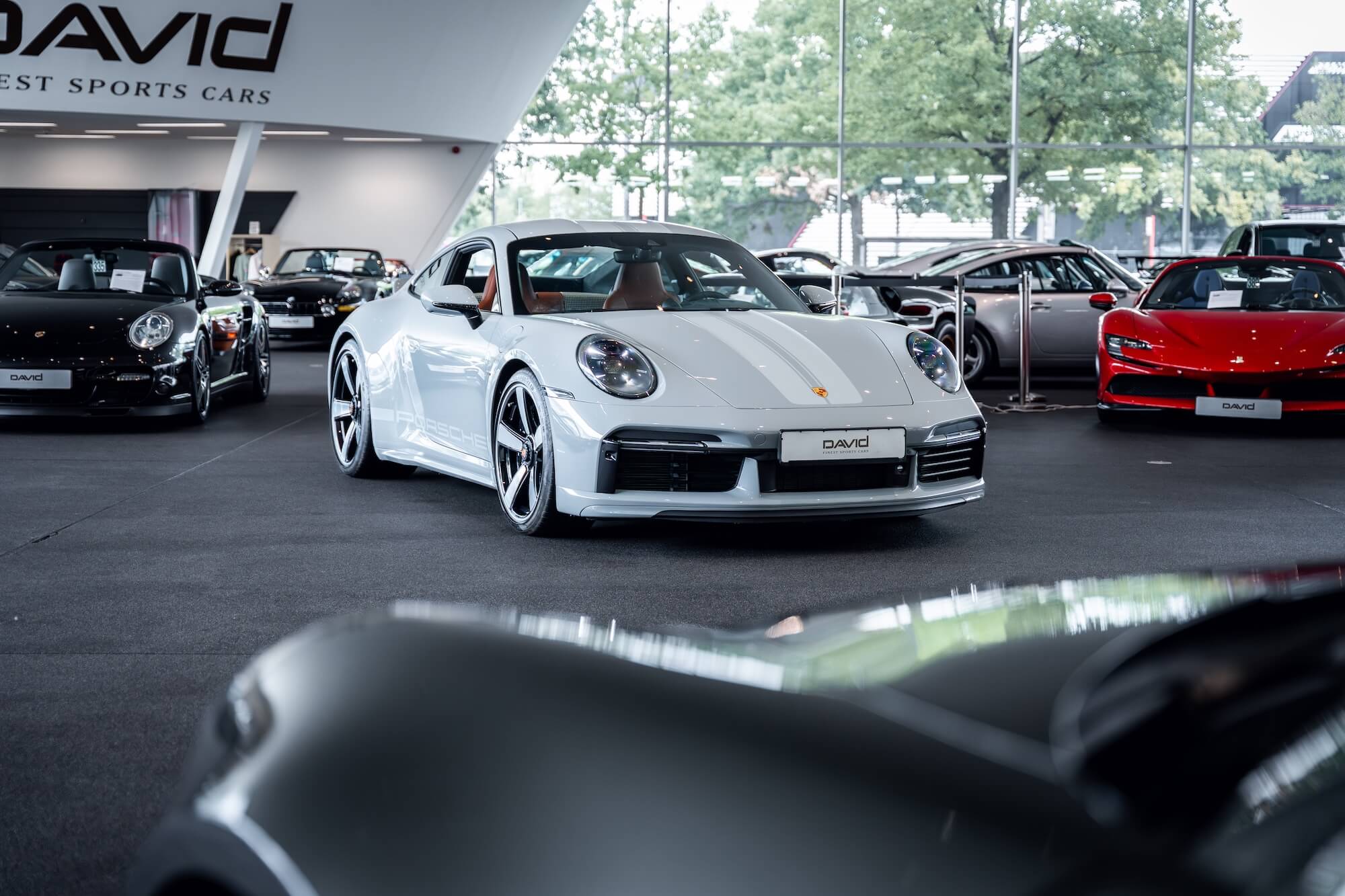Porsche 992 Sport Classic im Showroom von David Finest Sports Cars Hamburg