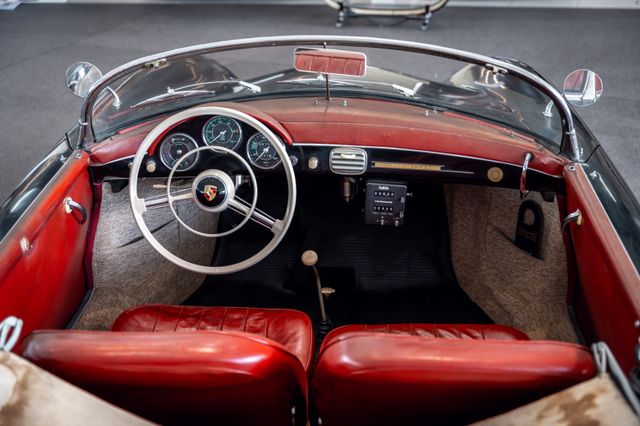Mercedes-Benz 280 SE 3.5 Werks-Cabriolet im Showroom von David Finest Sports Cars Hamburg