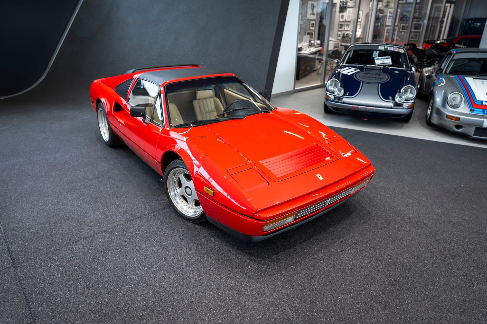 Ferrari 328 GTS im Showroom von David Finest Sports Cars Hamburg
