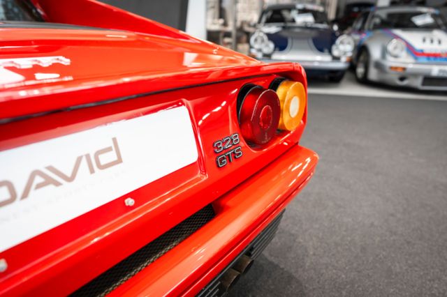 Ferrari 328 GTS im Showroom von David Finest Sports Cars Hamburg
