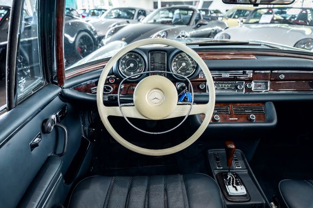 Mercedes-Benz 280 SE 3.5 Werks-Cabriolet im Showroom von David Finest Sports Cars Hamburg