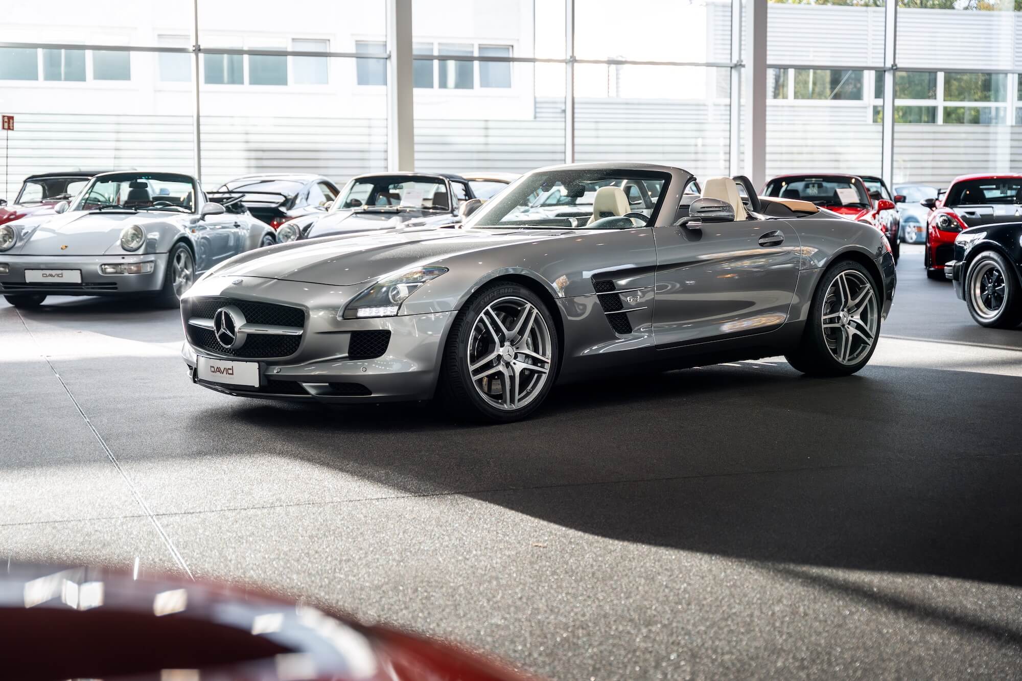 Mercedes-Benz SLS Roadster im Showroom von David Finest Sports Cars Hamburg