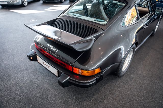 Porsche 911 G-Modell im Showroom von David Finest Sports Cars Hamburg