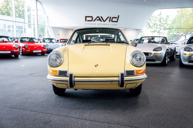 Porsche 992.2 4 GTS Cabriolet im Showroom von David Finest Sports Cars Hamburg
