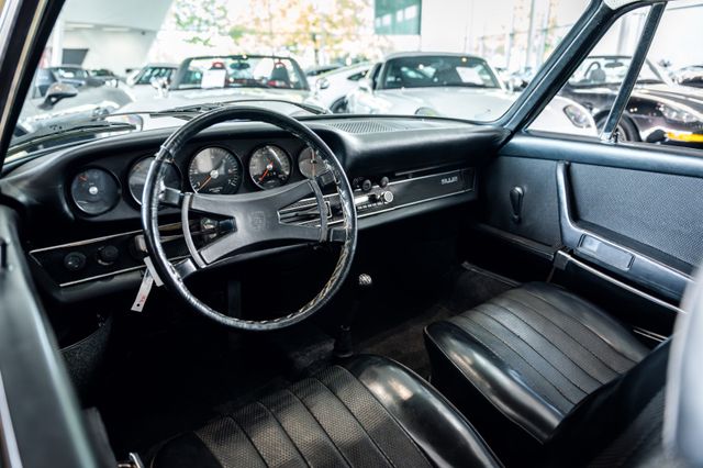 Porsche 912 im Showroom von David Finest Sports Cars Hamburg