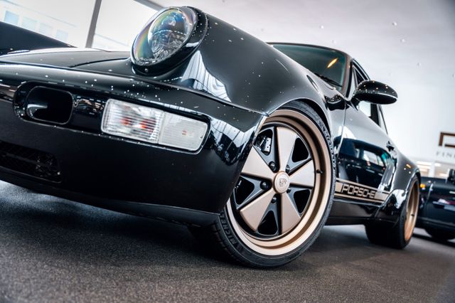 Porsche 992 GT3 Touring im Showroom von David Finest Sports Cars Hamburg