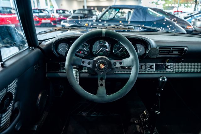 Porsche 964 C2 im Showroom von David Finest Sports Cars Hamburg