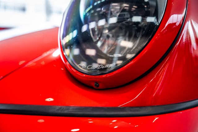 Porsche 964 Carrera 2 Cabrio im Showroom von David Finest Sports Cars Hamburg