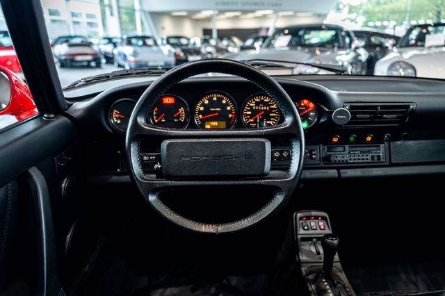 Porsche 964 Carrera 2 Cabrio im Showroom von David Finest Sports Cars Hamburg