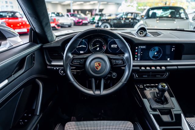 Porsche 992 GT3 Touring im Showroom von David Finest Sports Cars Hamburg