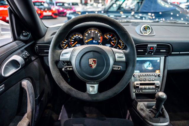 Porsche 997 GT2 im Showroom von David Finest Sports Cars Hamburg