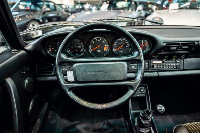 Porsche G-Modell Coupé im Showroom von David Finest Sports Cars Hamburg