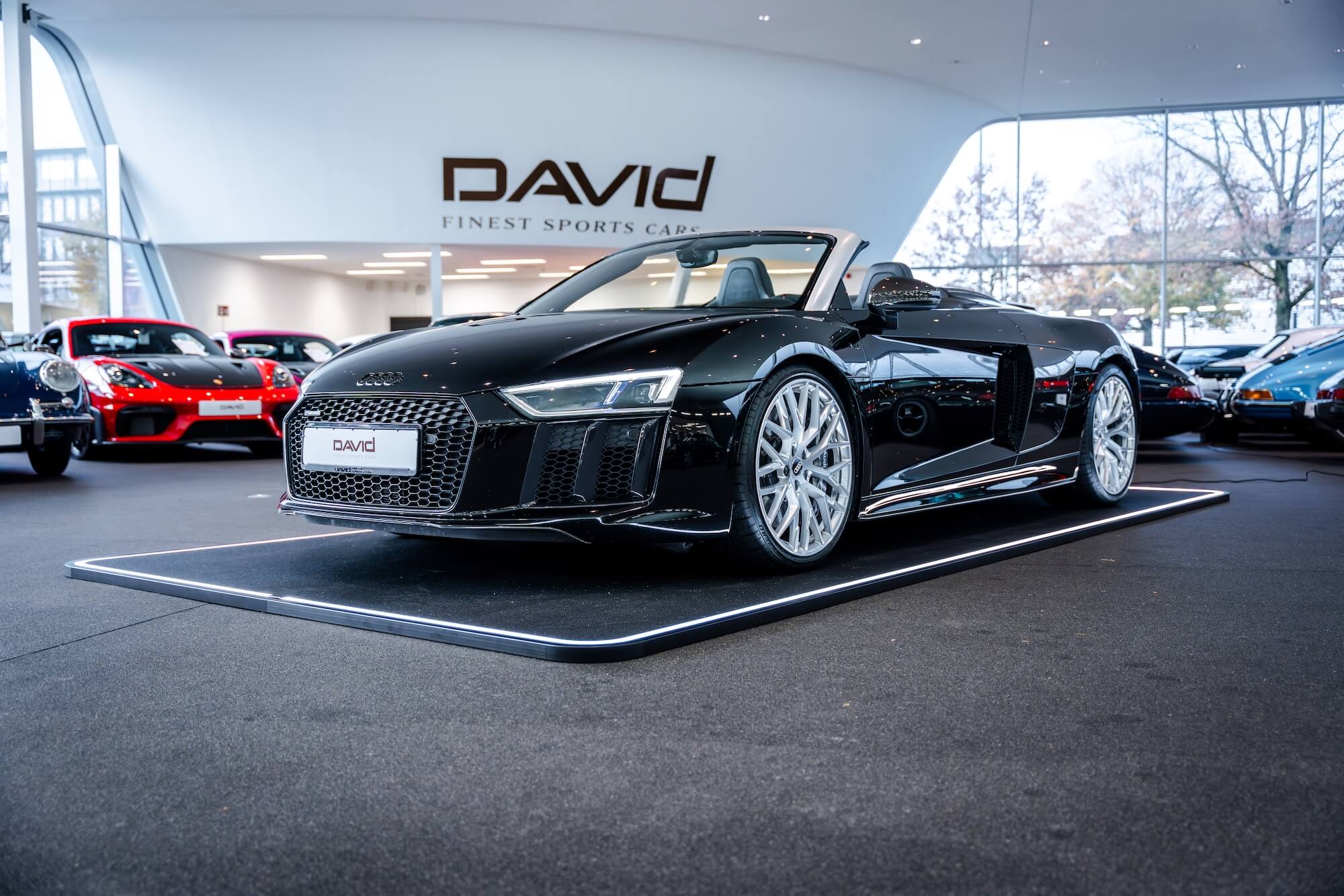 Audi R8 V10 plus Spyder im Showroom – David Finest Sports Cars Hamburg Audi R8 V10 plus Spyder im Showroom von David Finest Sports Cars Hamburg