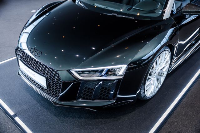 Audi R8 V10 plus Spyder im Showroom von David Finest Sports Cars Hamburg